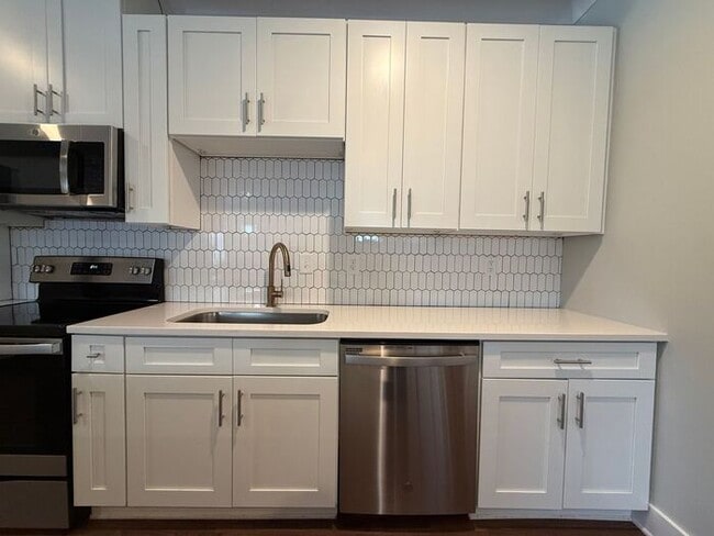 Building Photo - Modern 2 Bedroom Condo in the Heart of Melrose