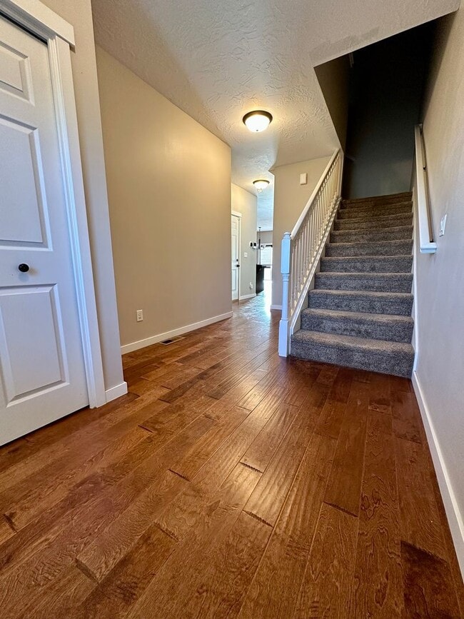 Building Photo - 3 Bedroom Townhome