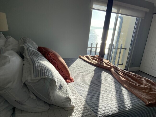 Building Photo - 865 S Gulfview Blvd