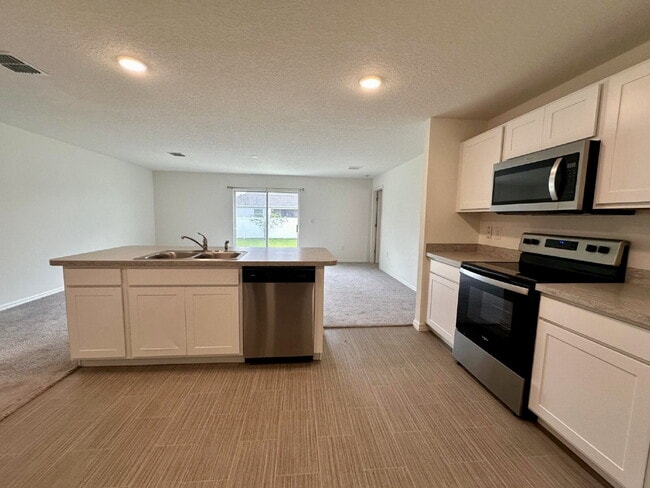 Building Photo - Large Family Home