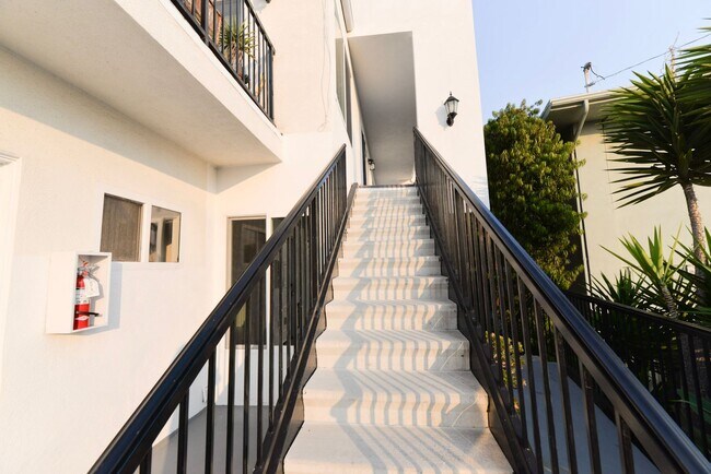 Building Photo - 412 Avenida Santa Barbara
