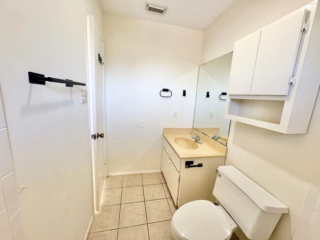 Building Photo - 601 Free Rein