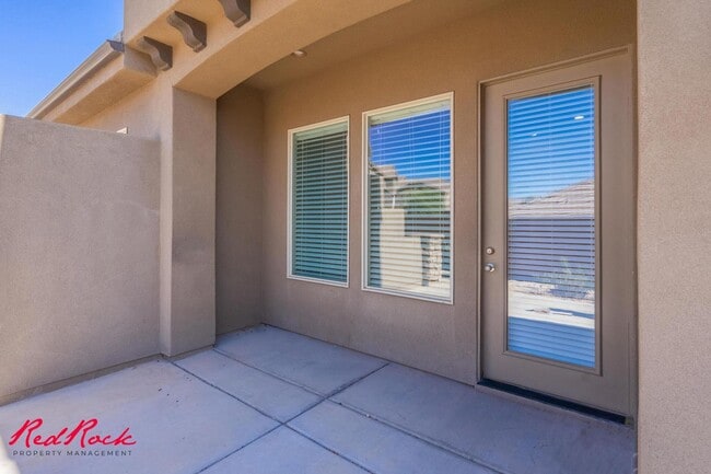 Building Photo - Pet Friendly 4 Bedroom Home! Internet Incl...
