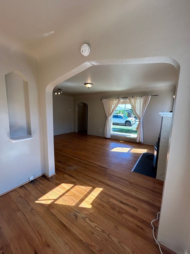 Building Photo - 2 Bed, 1 Bath Home Move in Ready!
