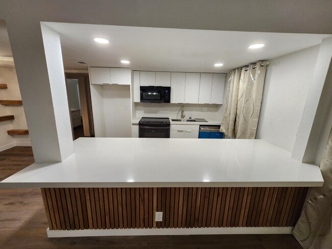 Building Photo - 4981 River Glen Dr