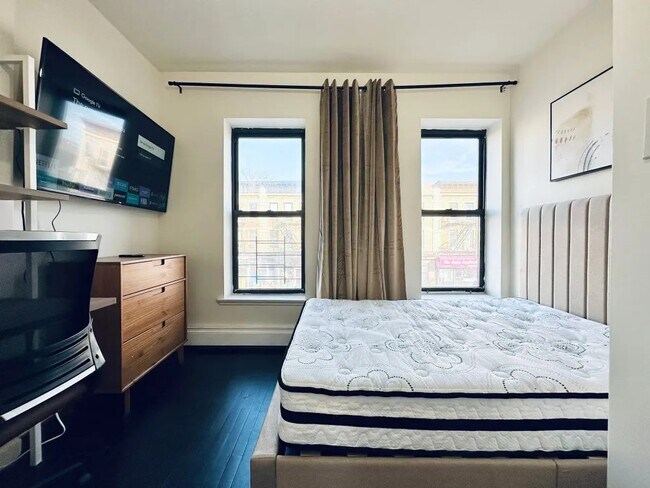 Building Photo - Furnished room/NOT APARTMENT