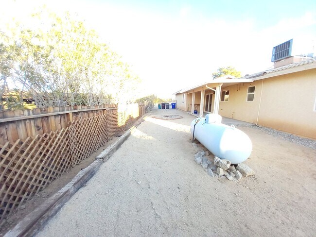 Building Photo - Spacious 3 bedroom, 2 bath with bonus room in Indian Cove