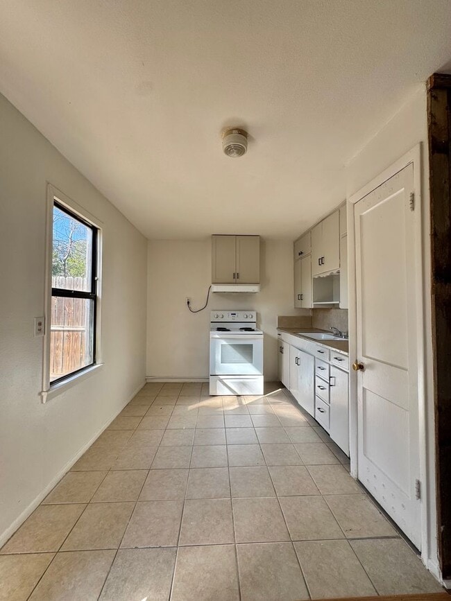Building Photo - NOW AVAILABLE - Updated Studio Apartment w...