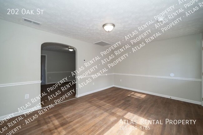 Building Photo - 202 Oak St