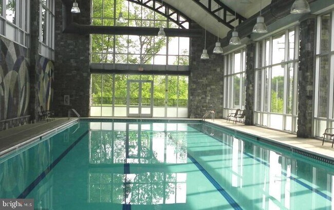 Building Photo - 2525 Eastbourne Dr