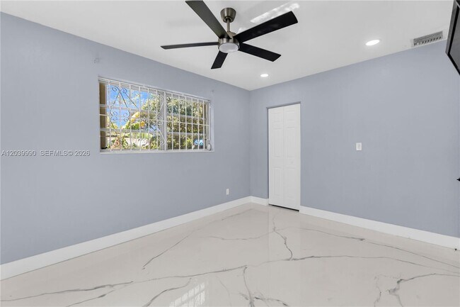 Building Photo - 1010 NW 196th St
