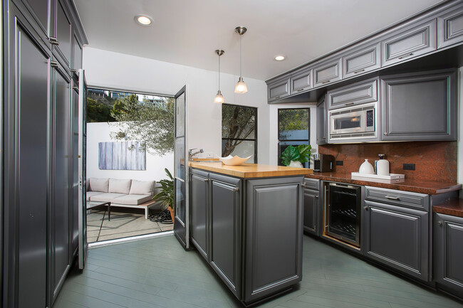 Building Photo - 1733 Sunset Plaza Dr
