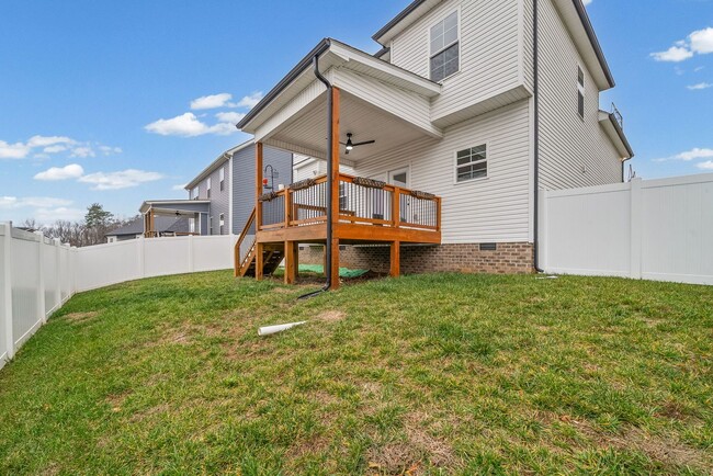 Building Photo - Pet Friendly Three Bedroom with Bonus!