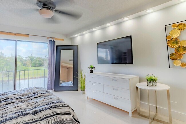 Building Photo - 3760 Inverrary Dr