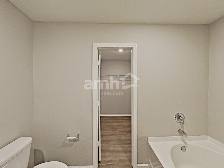 Building Photo - 4904 Bridle Path