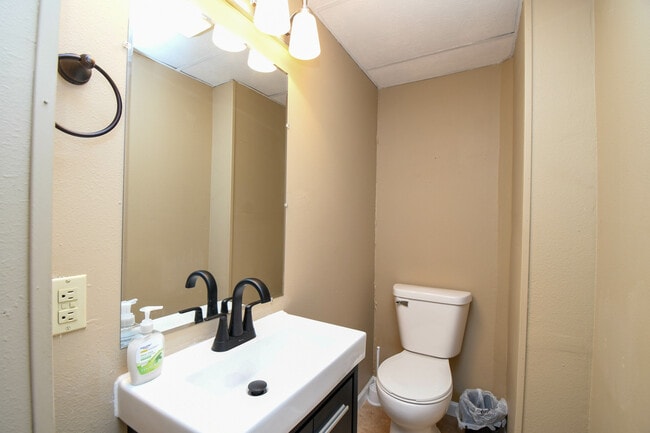 Building Photo - 817 W 12th St