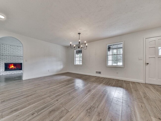 Building Photo - 421 Creek Valley Dr