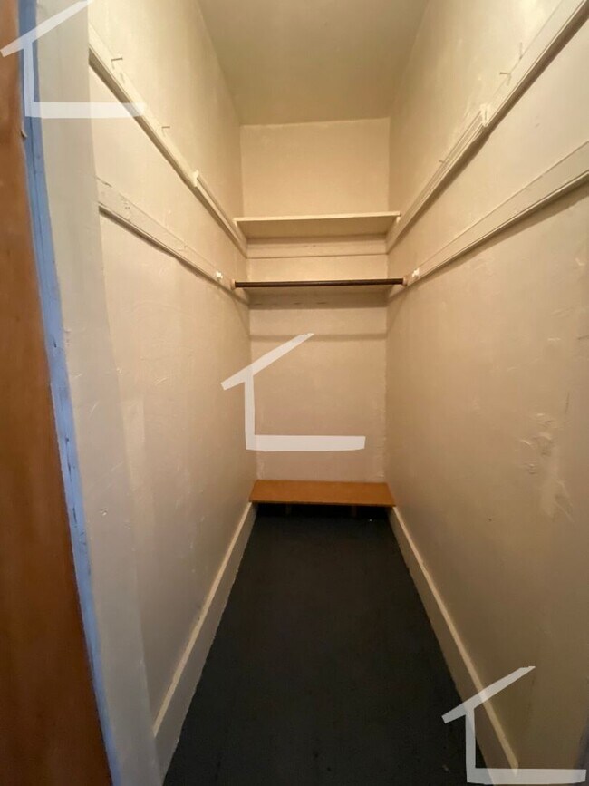 Building Photo - Huge 2nd floor recently renovated unit