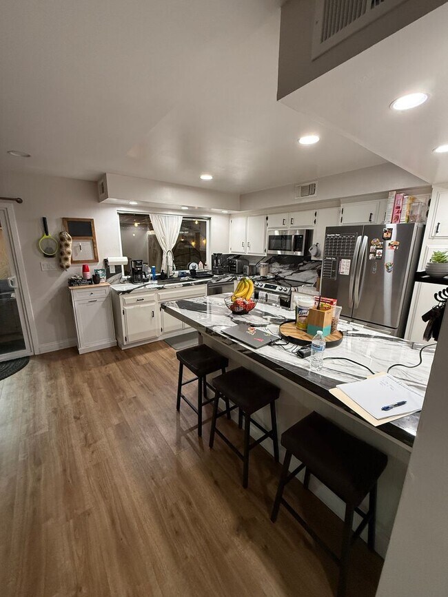 Building Photo - Beautifully 4-bedroom, 2.5-bathroom Condo—ready and waiting for you!