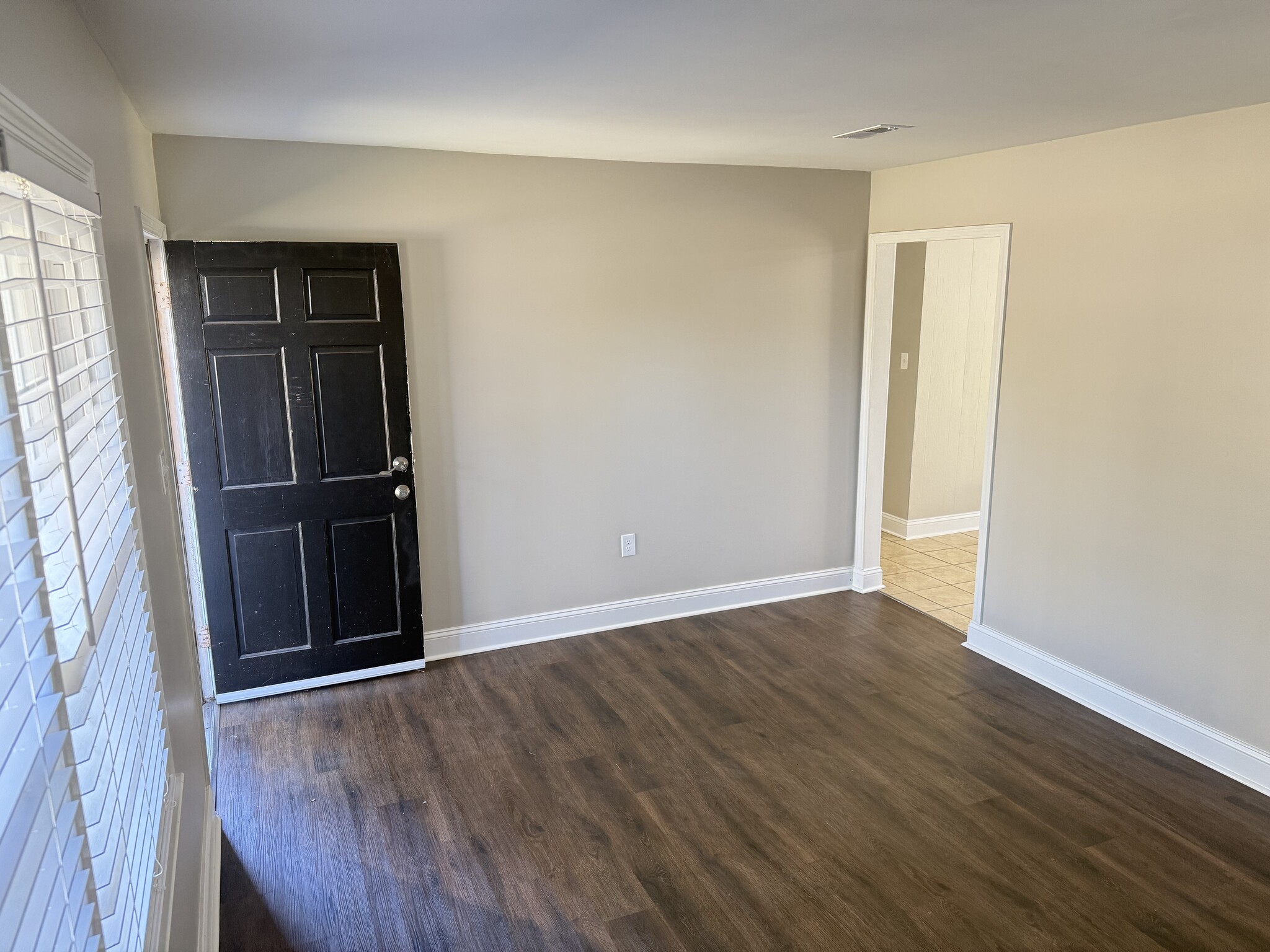 Entry into Living Room - 3410 Longwood Ln