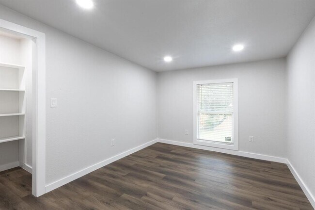 Building Photo - 1445 Hillview Ave