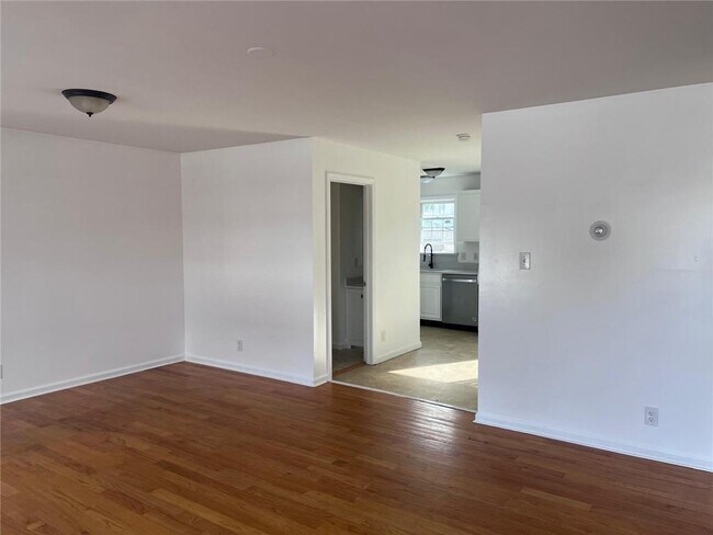 Building Photo - 144 Pavilion Ave