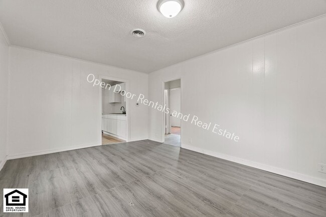 Building Photo - $200 off first months rent* 2 Bedroom home...