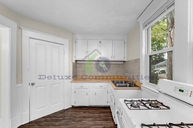 Building Photo - 3 Bedroom Eastown Home! AVAILABLE NOW!