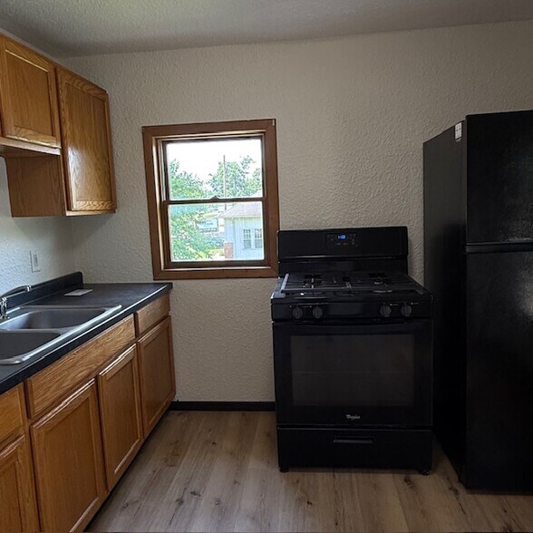 Kitchen - 1304 Blackhawk Blvd