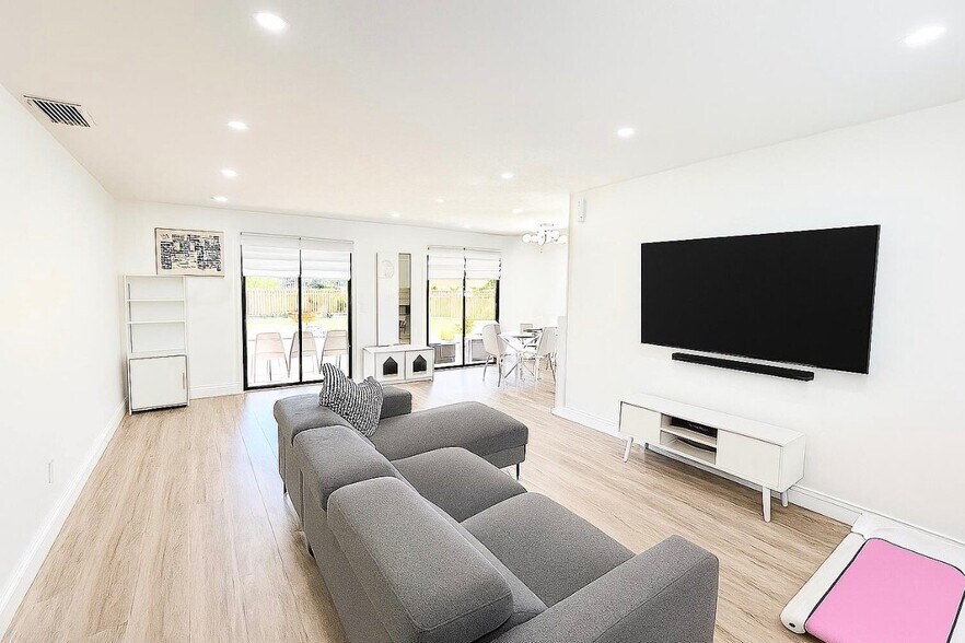 Building Photo - 2055 SE West Dunbrooke Cir