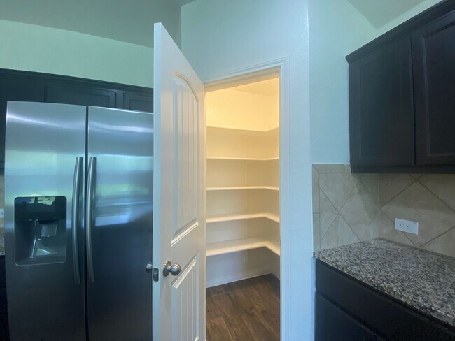 Building Photo - Updated Home in Pioneer Crossing! Available for July!