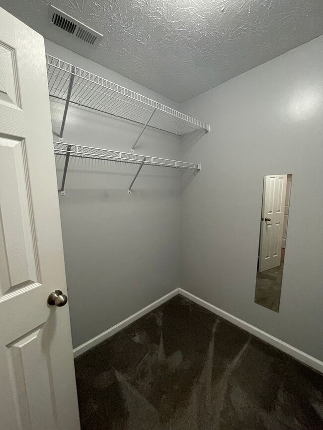 Building Photo - Gorgeous Three Bedroom Single-Family Home