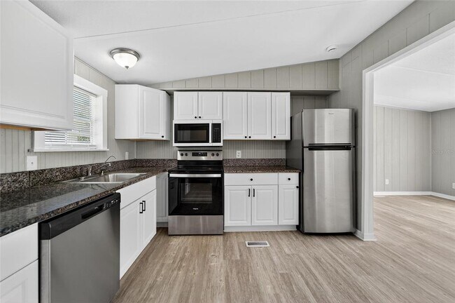 Building Photo - 39256 Lizabeth Cir