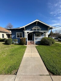 Building Photo - charming bungalow home