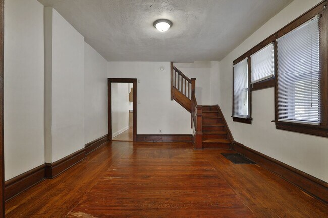 Building Photo - 4 Bedroom North Campus Newly Remodeled Hou...