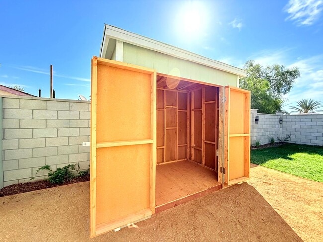 Building Photo - 10839 Fellows Ave