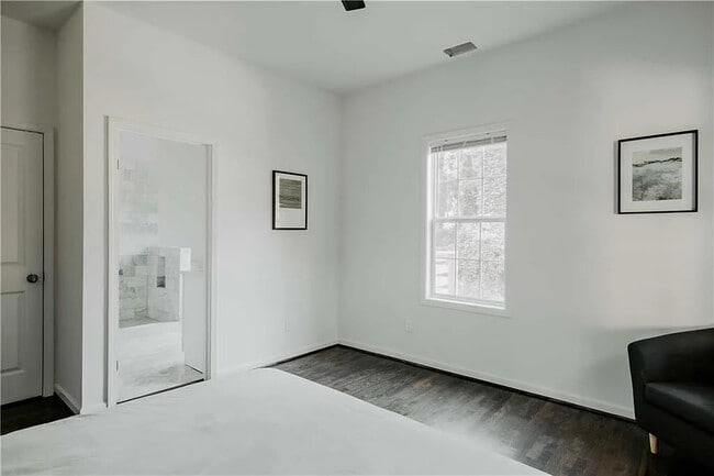 Building Photo - 1070 White Oak Ave SW