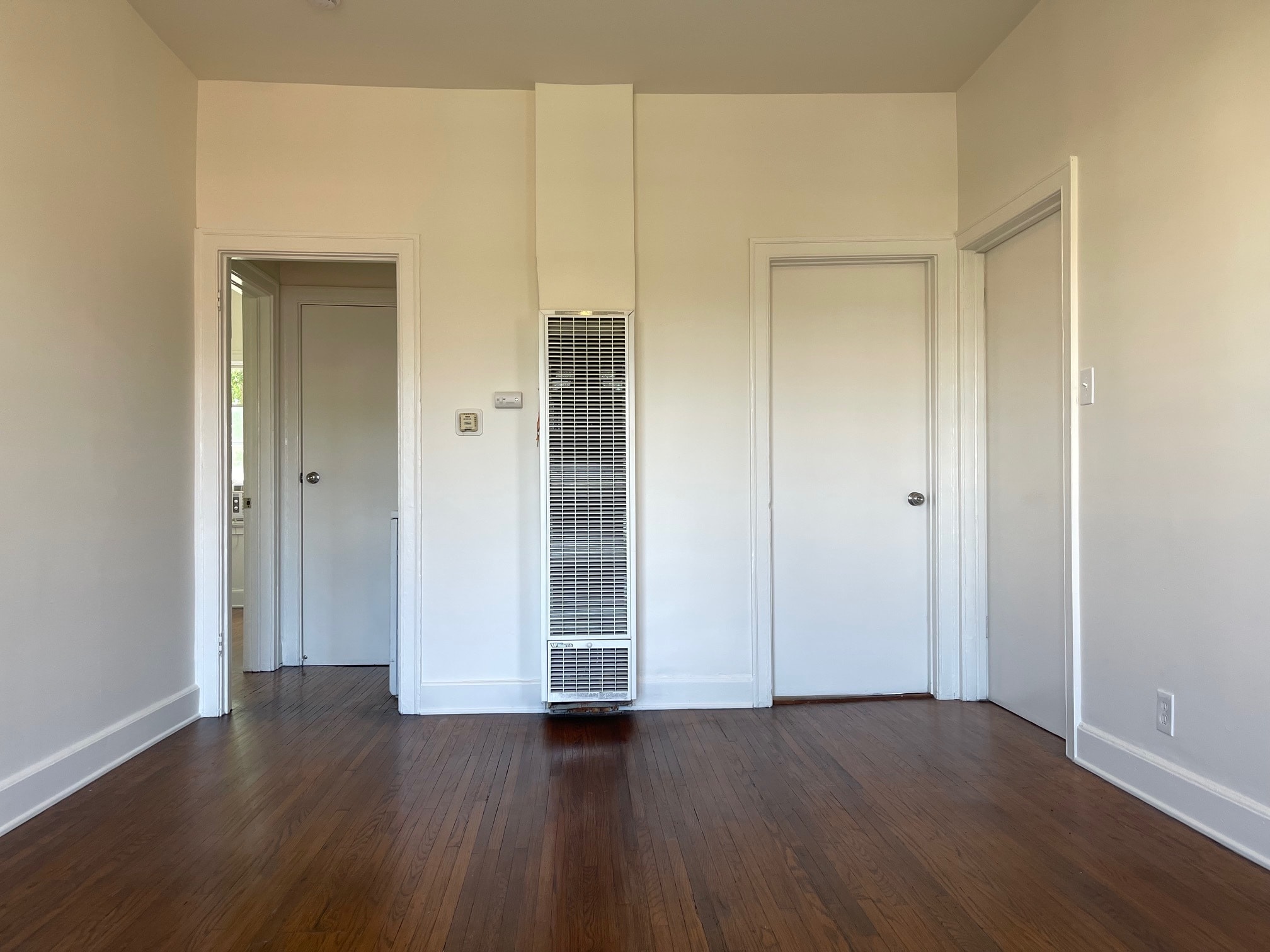 Building Photo - 3000 Kenwood Ave