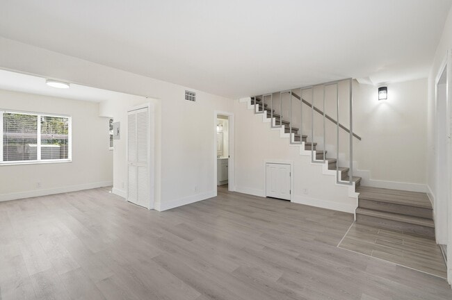 Building Photo - 622 SW 7th Ave