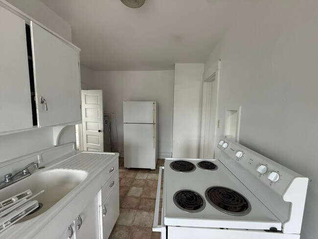 Building Photo - 1 bedroom, 1 bathroom Apartment! JULY 2026!