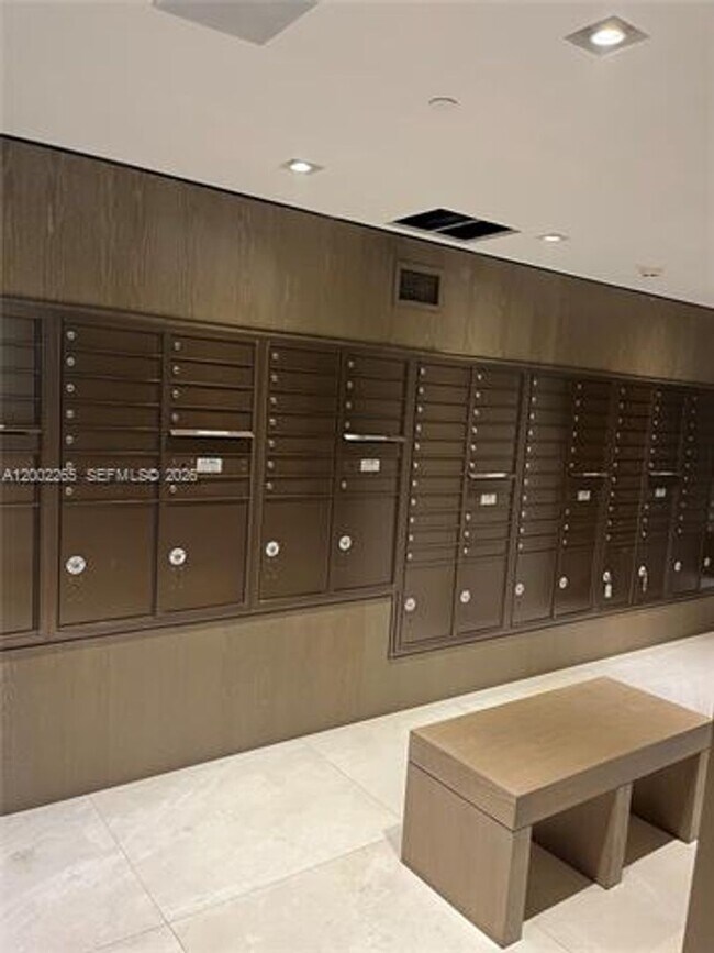 Building Photo - 650 NE 32nd St