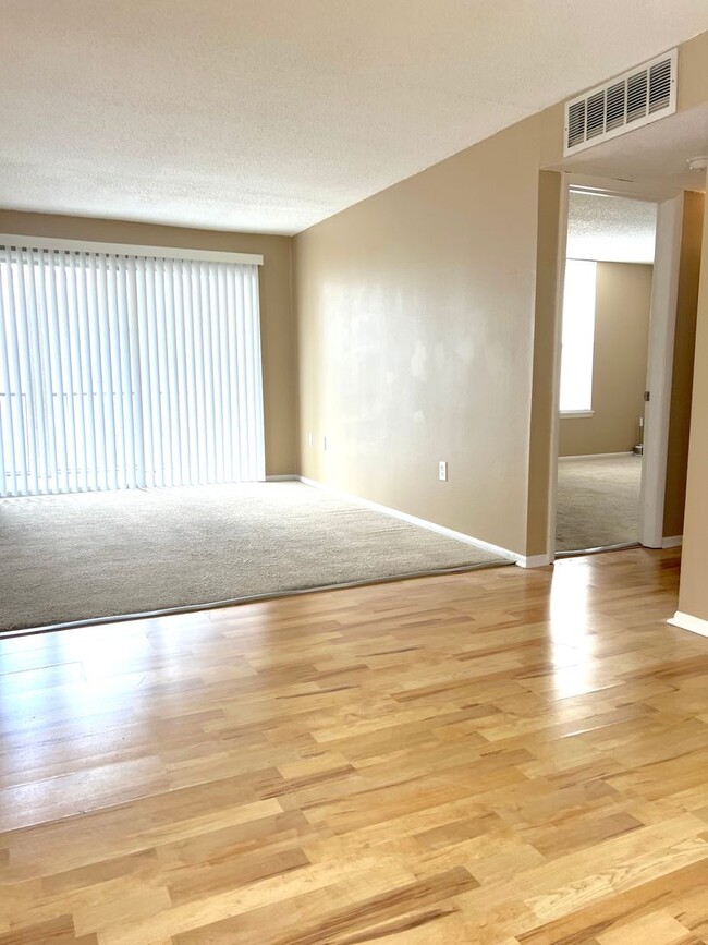 Building Photo - 1/1 Second Floor Condo in Royal Arms Commu...