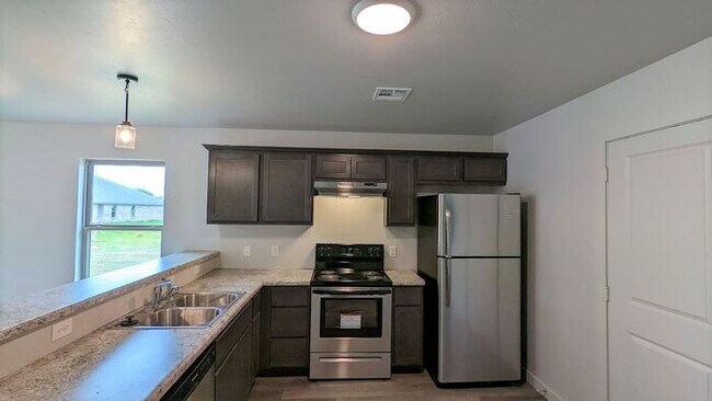 Building Photo - 2 Bed 2 Bath 1 Car Garage in the Eastpointe Village Moore, OK