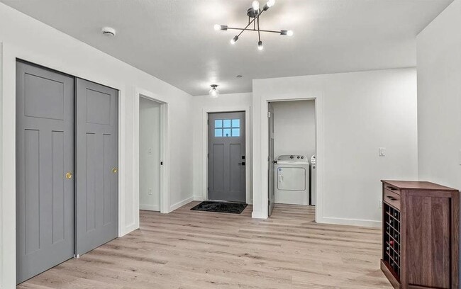 Building Photo - 572 Columbia St