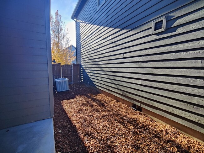 Building Photo - Beautiful 3x2.5 with fenced patio and upstairs bonus area