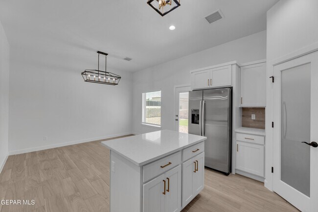 Building Photo - 781 Cedarwood Ave