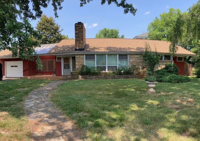 Building Photo - PENDING: 3 BR/3 BA Home with Large Yard