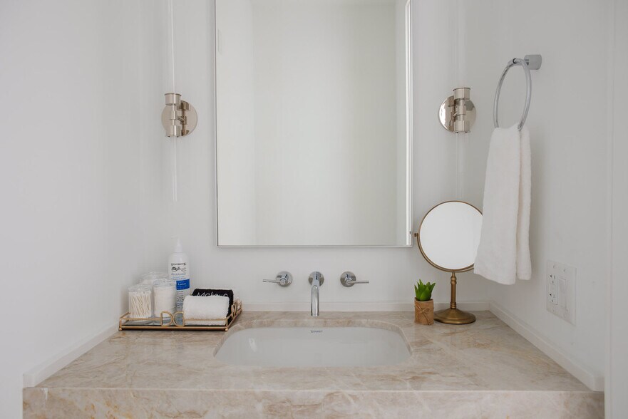 Building Photo - 60 E Randolph St