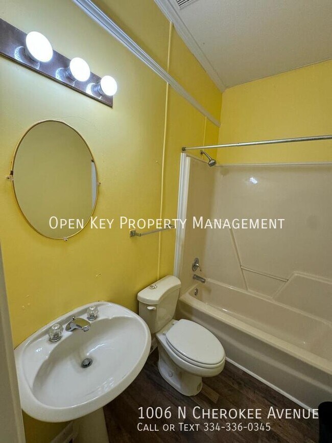 Building Photo - 1006 N Cherokee Ave