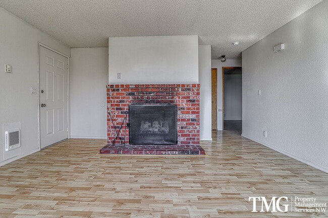 Building Photo - Cozy 2 bed 1 bath Pet Friendly Condo in Ca...